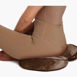 Bluzen Orthopedic Hip Cushion Brown Soft Plush Comfort Support Non Slip NEW NIB